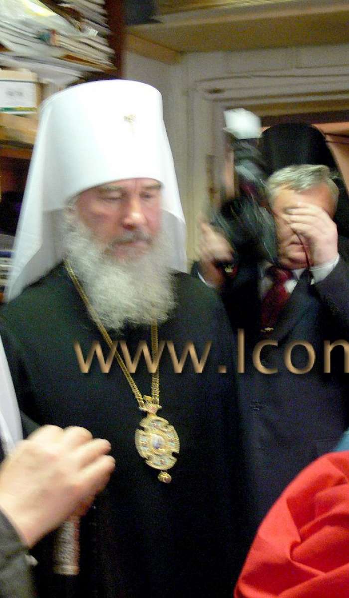 Екатерина Ильинская торжественно дарит икону Его Святейшеству