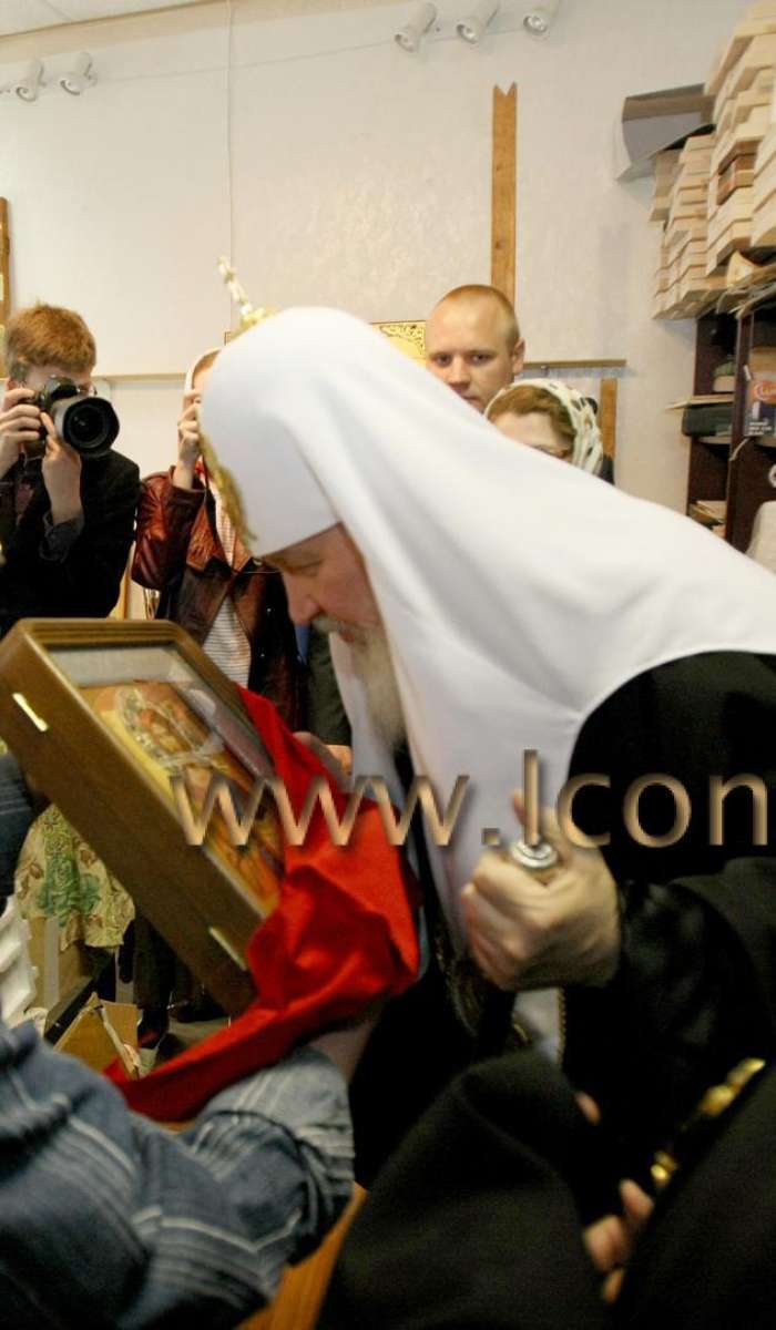 Екатерина Ильинская торжественно дарит икону Его Святейшеству