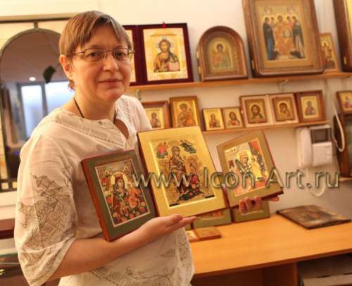 Екатерина Ильинская держит икону Пресвятой Богородицы «Неувядаемый Цвет»