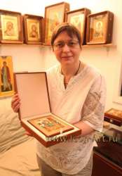 Екатерина Ильинская держит икону Пресвятой Богородицы &laquo;Неувядаемый Цвет&raquo;