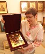 Екатерина Ильинская держит икону Пресвятой Богородицы «Неувядаемый Цвет»