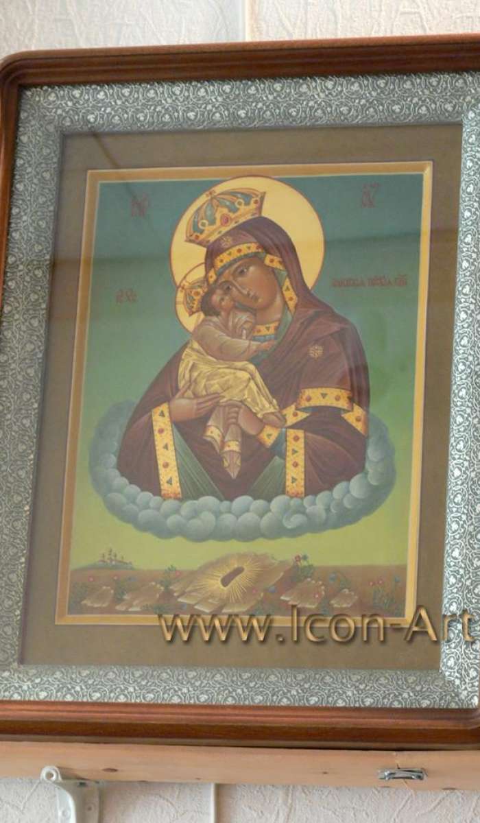 Икона Пресвятой Богородицы Почаевская. Киот с басмой