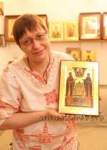 Екатерина Ильинская держит икону святых &laquo;Петр и Феврония&raquo;