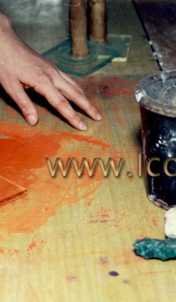 Перетерание природных минералов курантом на стекле