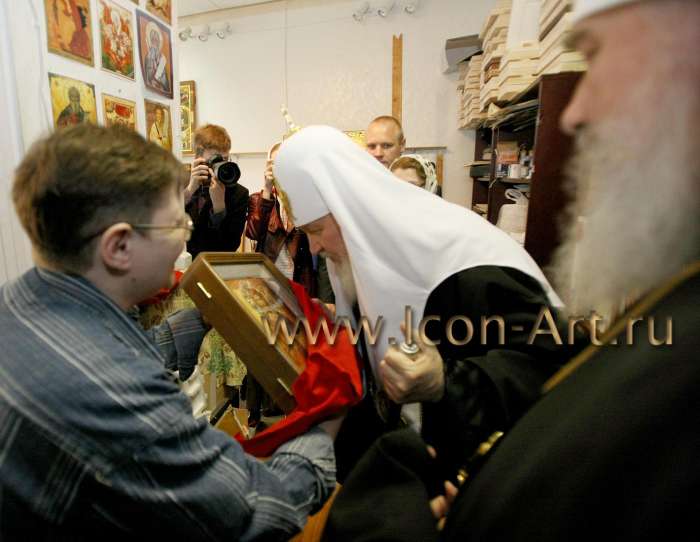 Фото: Екатерина Ильинская торжественно дарит икону Его Святейшеству