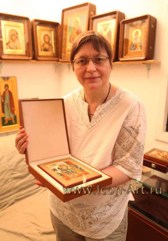 Фото: Екатерина Ильинская держит икону Пресвятой Богородицы «Неувядаемый Цвет»