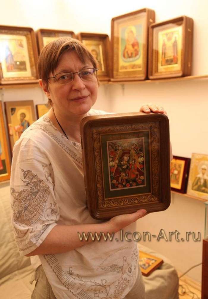 Фото: Екатерина Ильинская держит икону Пресвятой Богородицы «Неувядаемый Цвет»