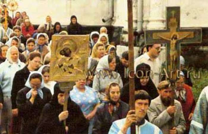 Фото: Крёстный ход в деревне с иконой Пресвятой Богородицы «Казанская».