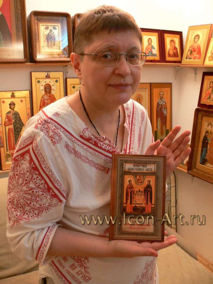 Екатерина Борисовна с книгой «Святые Петр и Феврония Муромские»«