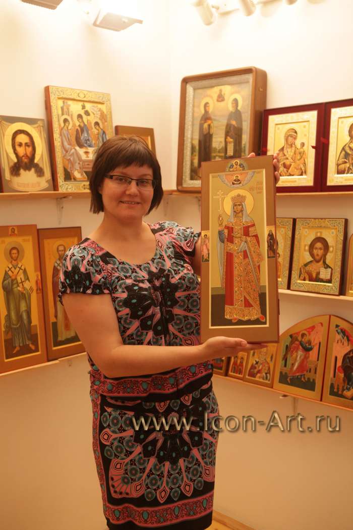 Святая равноапостольная царица Елена с позолотой, фотография женщины с узкой иконой в руках в выставочном зале