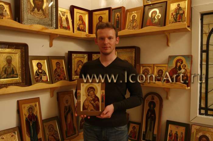 Заказчик с иконой Богородицы