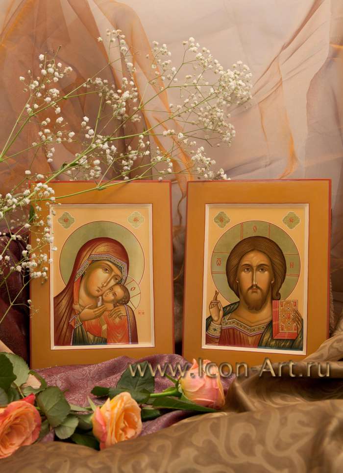 Богородица «Корсунская» и Спаситель в венчальной паре с позолотой, венчальная пара среди цветов и светлой ткани