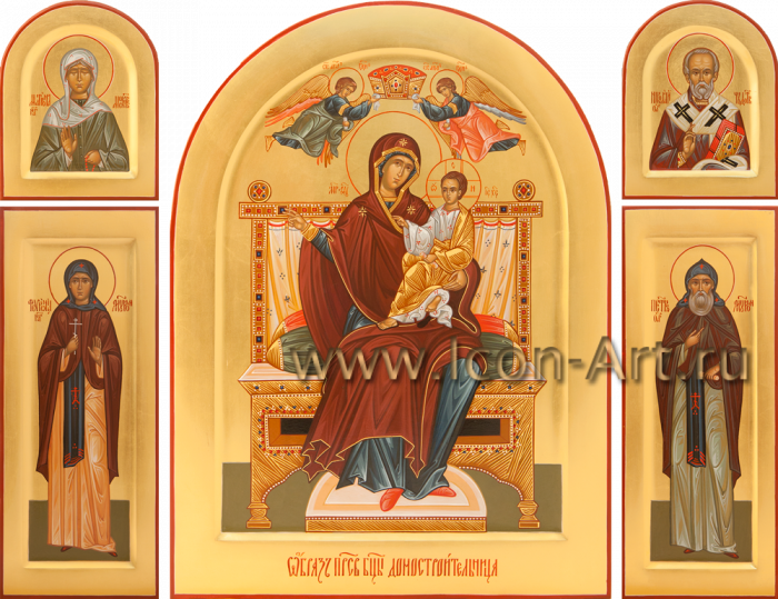 Фото: Домашний иконостас с Богородицей «Домостроительница», прпп. Петром и Февронией Муромскими и св. блаж. Матроной Московской и свт. Николаем Чудотворцем