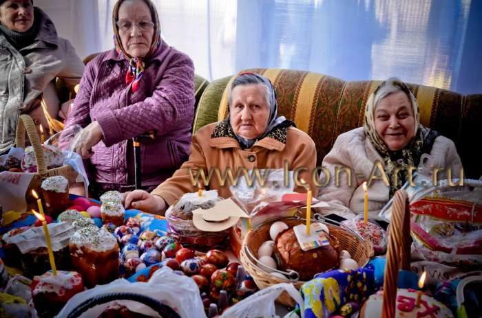 Прихожанки на освящении куличей
