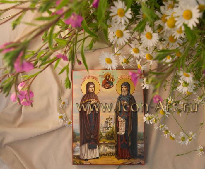 Святые преподобные Петр и Феврония Муромские, ростовая икона среди ромашек крупным планом