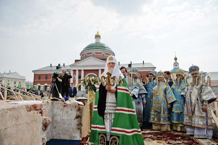 Патриарх на закладке собора