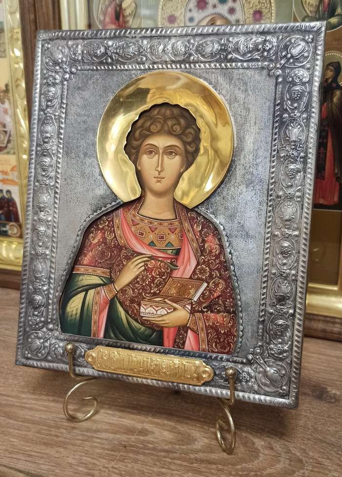 Фото: Икона святого целителя Пантелеимона