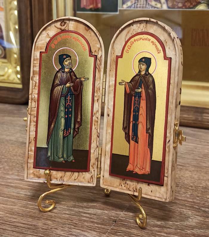 Фото: Складень из карельской березы со святыми Птером и Февронией Муромскими