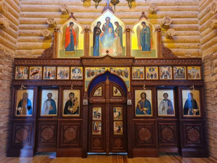 Иконостас храма прп. Сергия в Ноябрьске