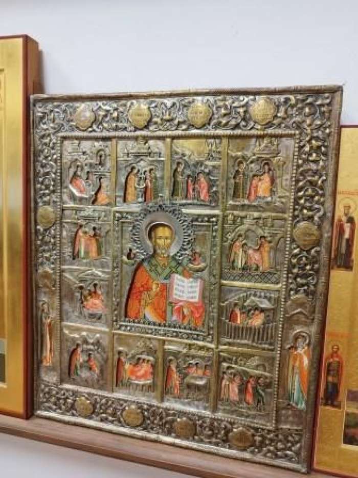 Икона святителя Николая Чудотворца в окладе с позолотой