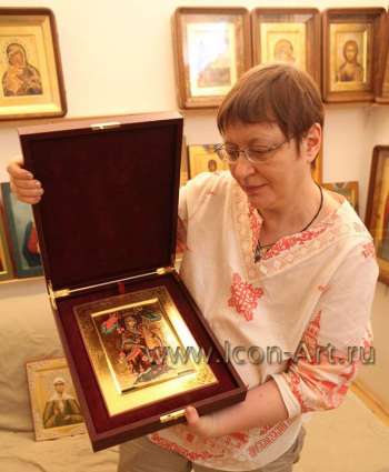 Екатерина Ильинская держит икону Пресвятой Богородицы «Неувядаемый Цвет»