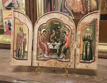 Складень из карельской березы. Пресвятая Троица, Святые Матрона Московская и Николай Чудотворец