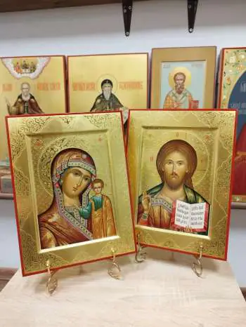 Венчальные иконы: Казанская Богородица и Спаситель с резным золотым фоном