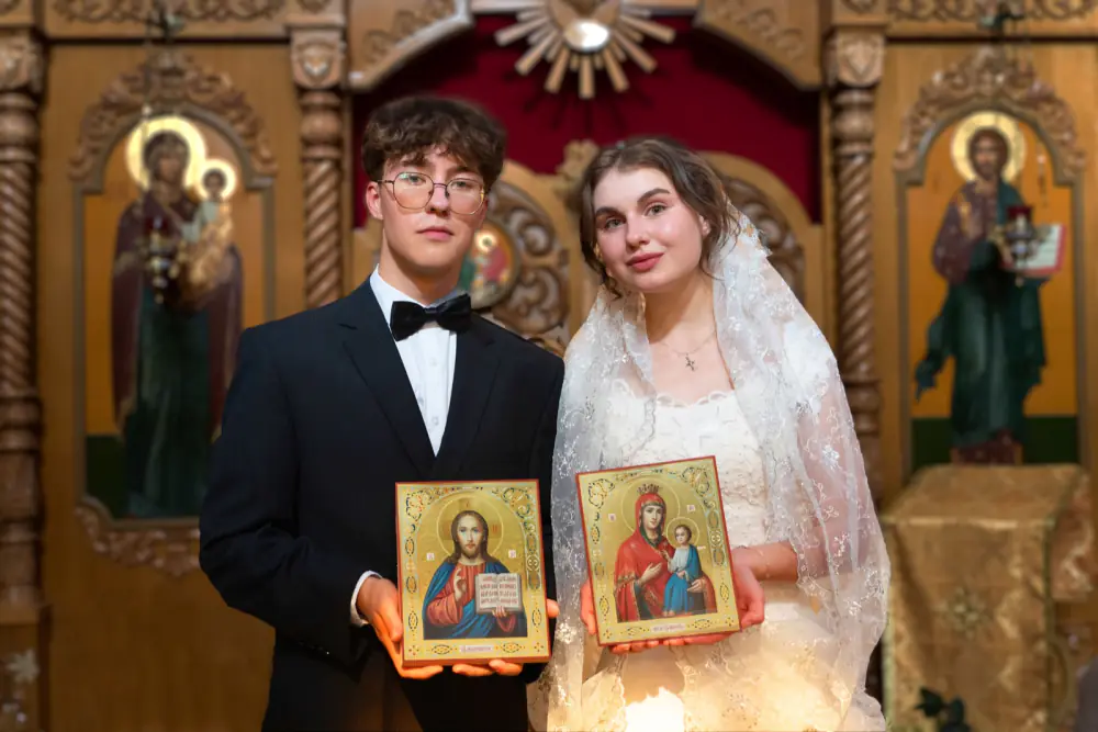 Молодожёны с венчальными иконами