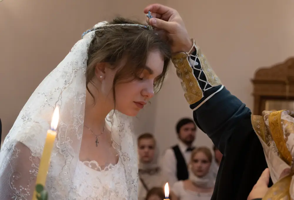Возложение венца во время таинства венчания